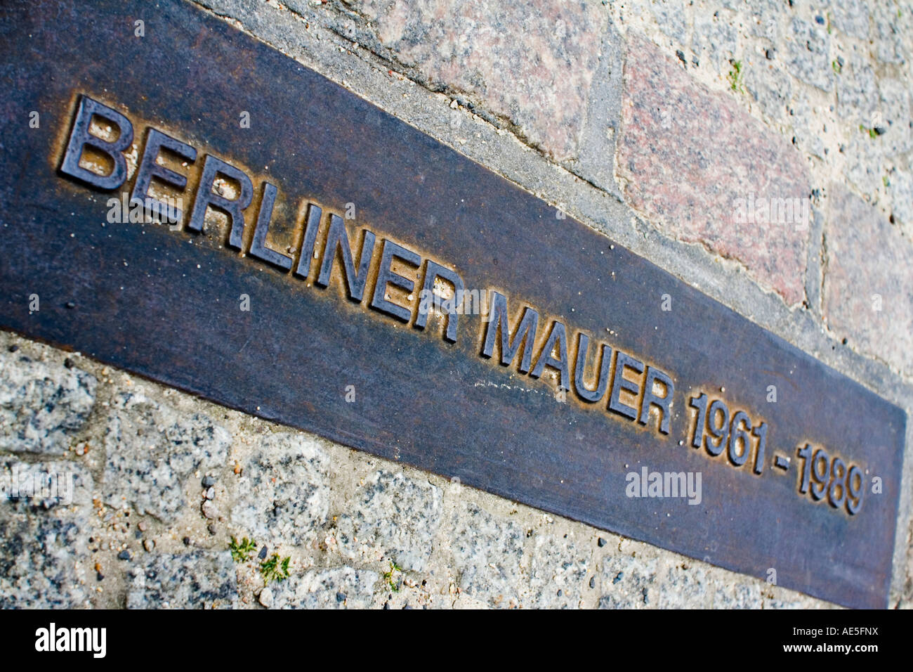 Piastra che significa il corso del muro di Berlino annegato nel marciapiede Foto Stock