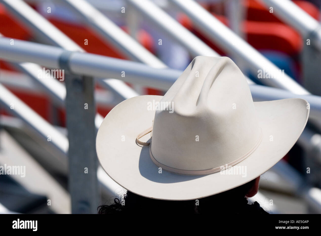 Feltro di Bianca Cappello da cowboy di persona seduta nel sta guardando un rodeo. Foto Stock