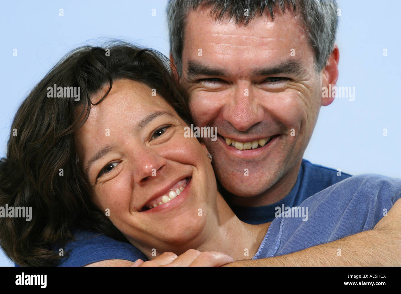 L uomo e la donna che abbraccia affettuosamente e sorridente Foto Stock