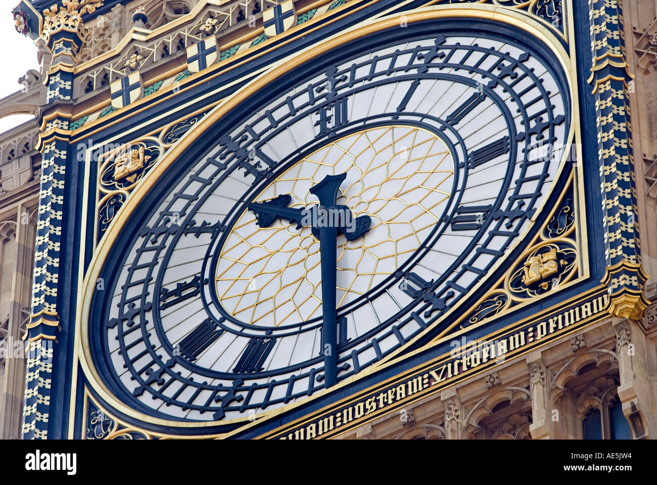 Il clockface di Londra s St Stephen s Torre contenente la campana chiamato Big Ben Londra Inghilterra Regno Unito Foto Stock