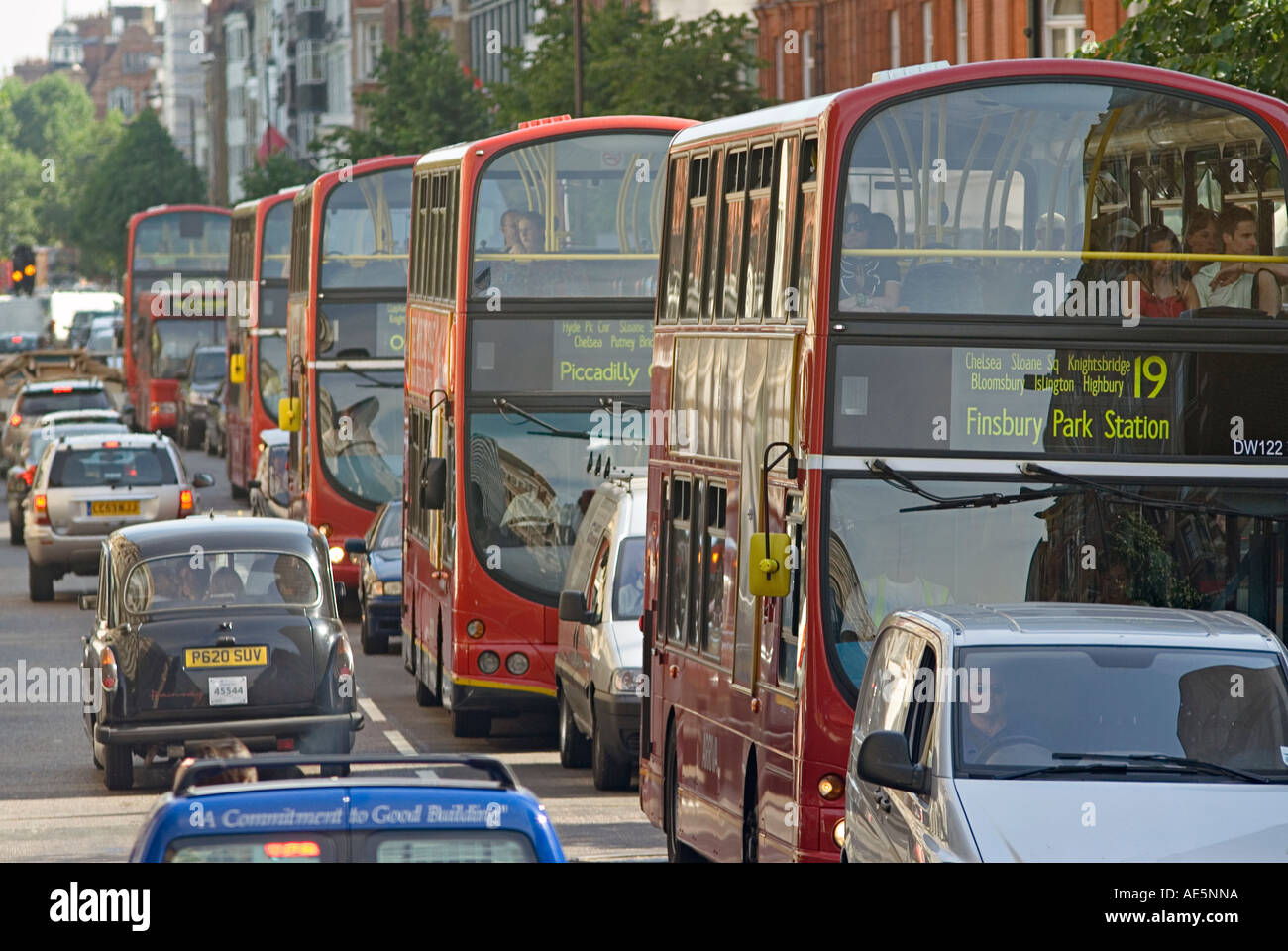 Il traffico su una trafficata strada di Londra a Sloane Street London Chelsea e Knigtsbridge England Regno Unito Foto Stock