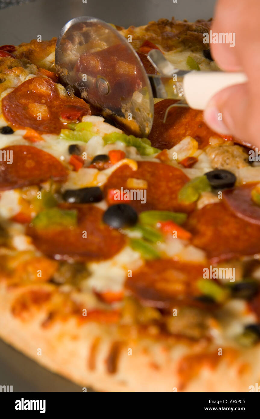 Uomo pizza di taglio Foto Stock