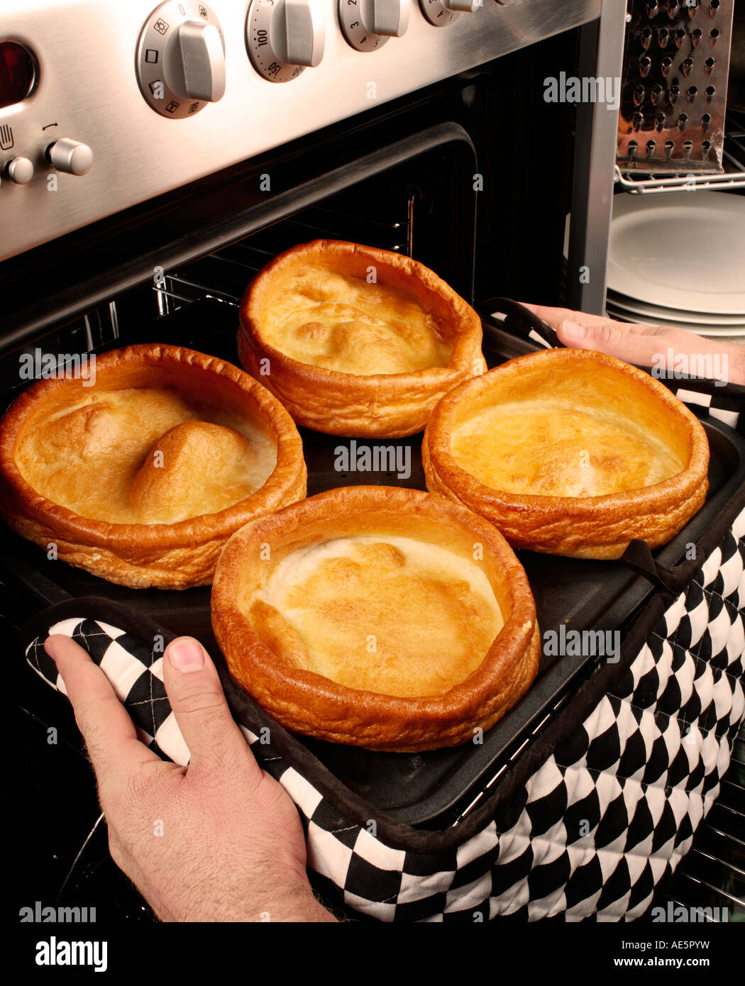 L'uomo gigante di cottura Yorkshire pudding Foto Stock