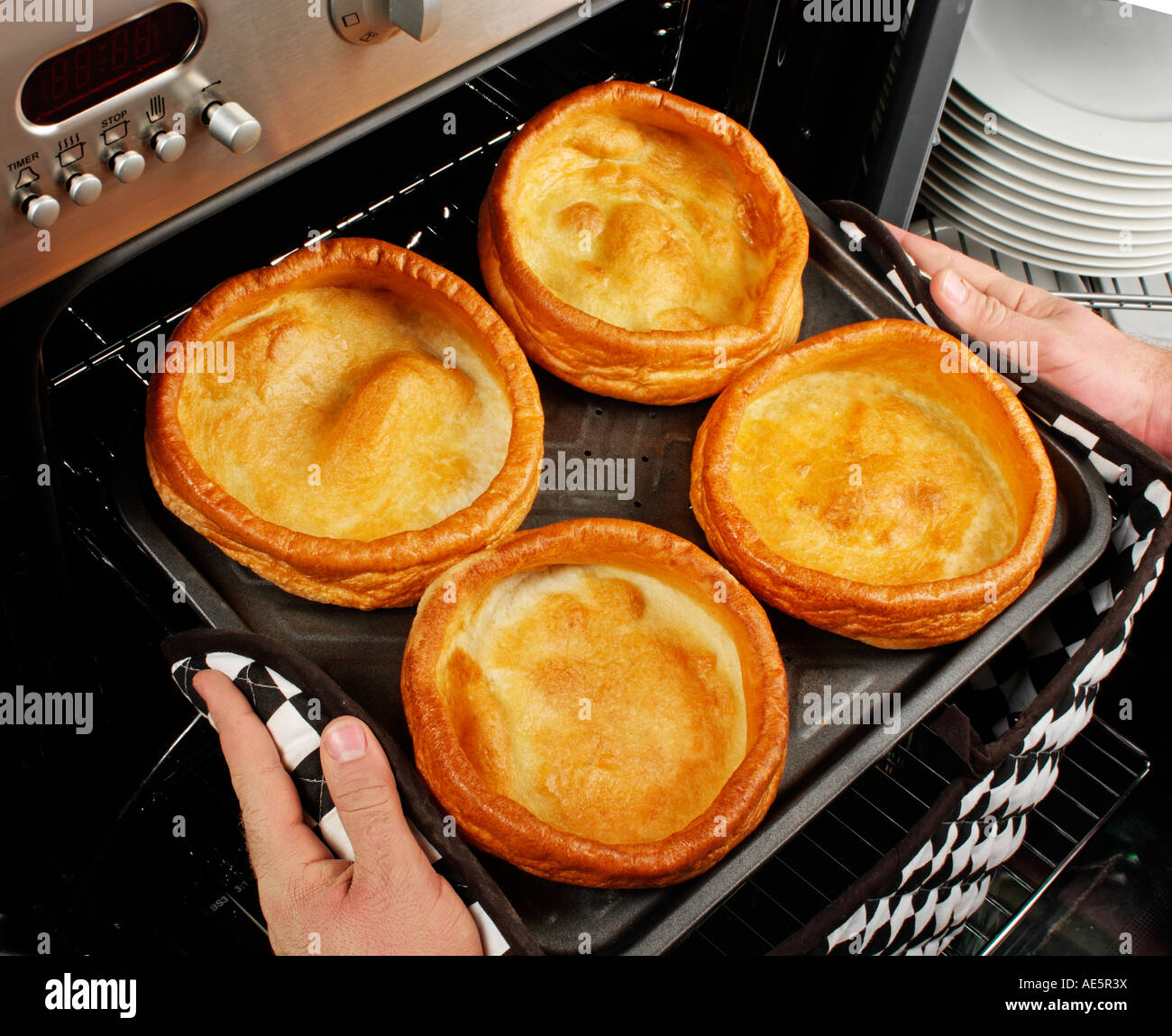 L'uomo gigante di cottura Yorkshire pudding Foto Stock