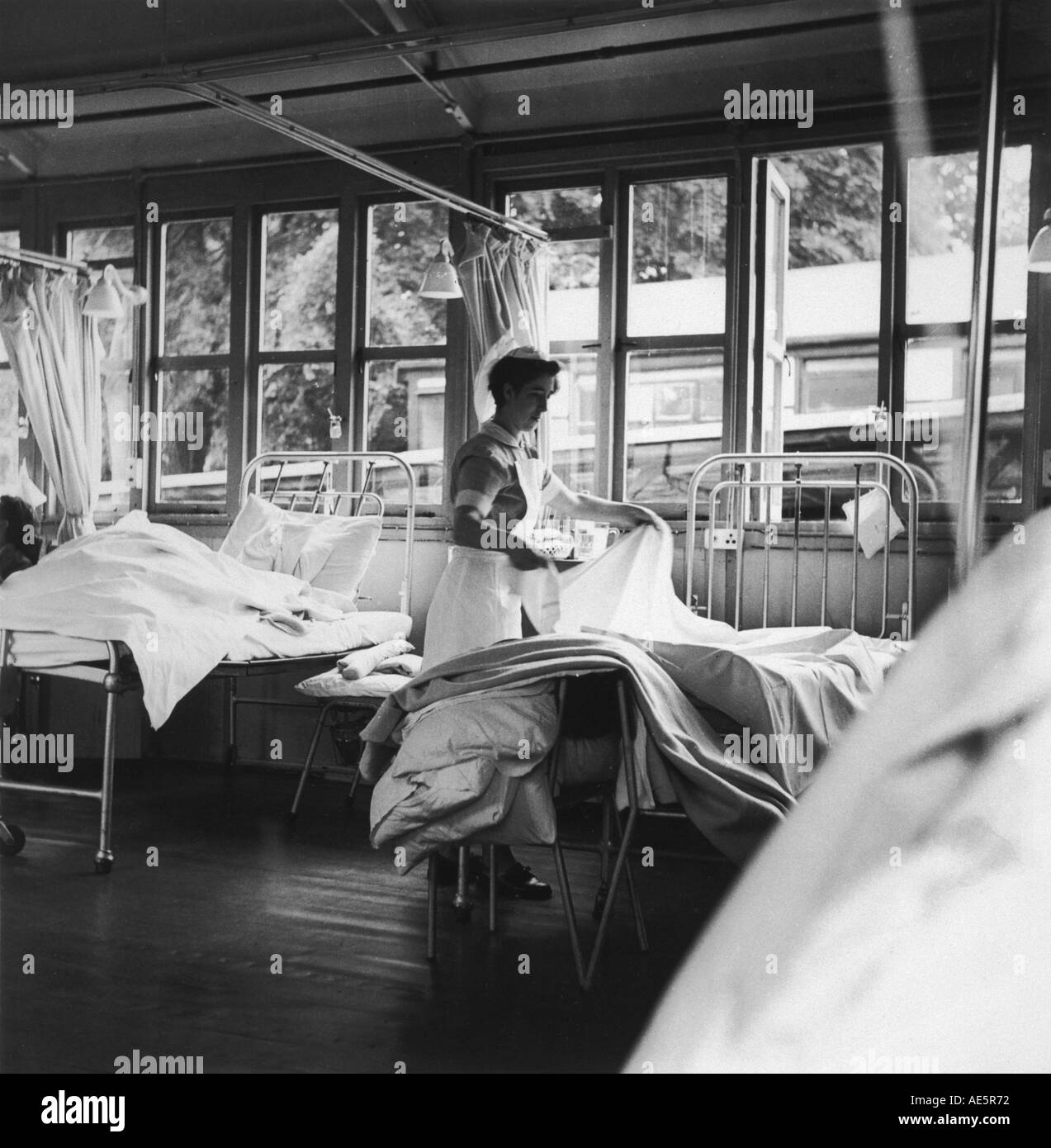 L'infermiera realizzare un letto Foto Stock