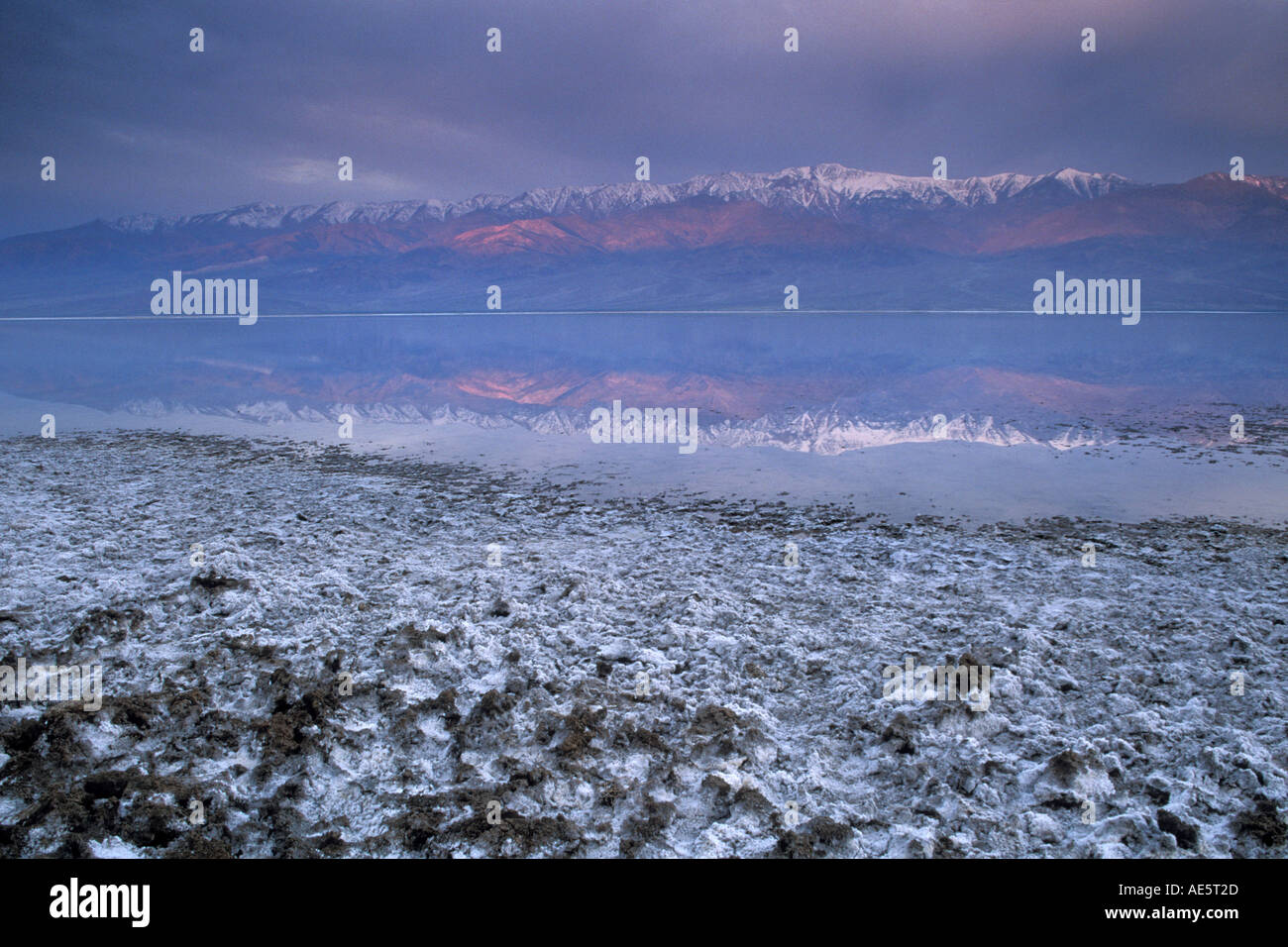 Nuvole temporalesche su Panamint montagne e acque di esondazione presso sunrise vicino Badwater Death Valley California Foto Stock