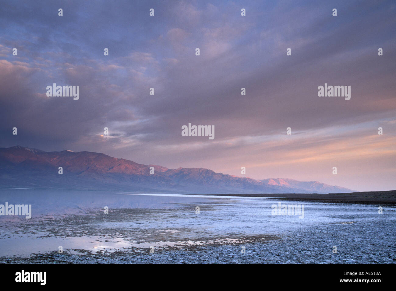 Nuvole temporalesche su Panamint montagne e acque di esondazione presso sunrise vicino Badwater Death Valley California Foto Stock