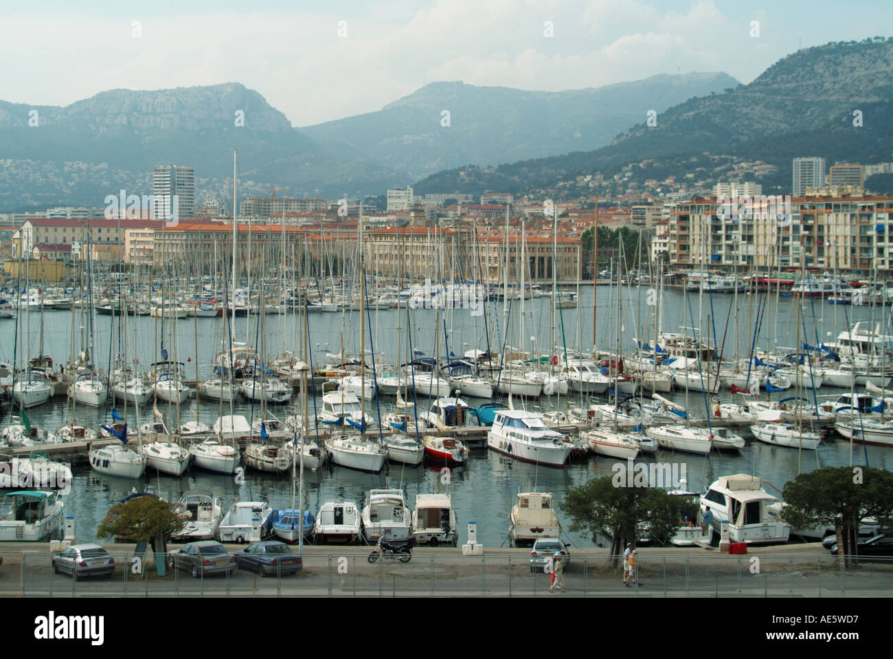 Porto turistico di Toulon sulla Costa Azzurra sulla costa mediterranea nel dipartimento Var della regione Provenza-Alpi-Côte Azzurra Francia meridionale Foto Stock