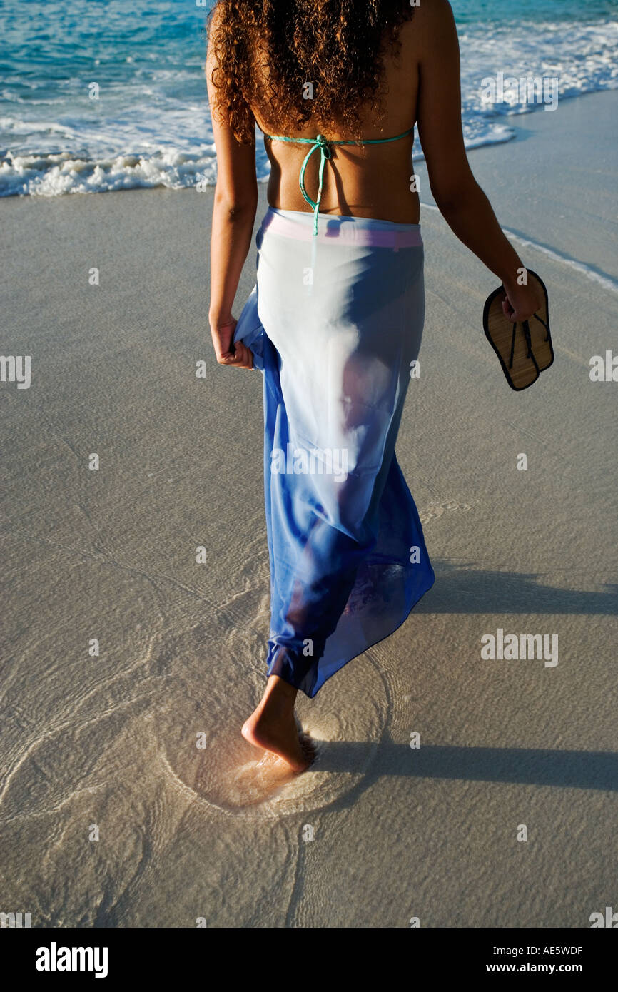 Donna che cammina sulla spiaggia Modello rilasciato Fregate Island Seychelles Foto Stock