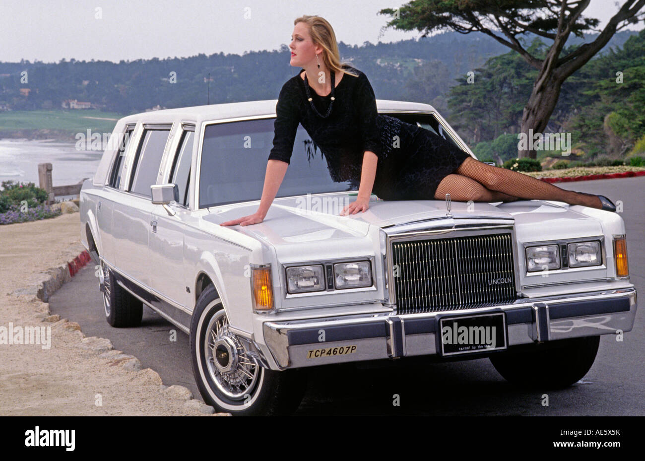 Jamie si allunga su un bianco stretch limousine parcheggiata su scenic drive CARMEL CALIFORNIA Foto Stock