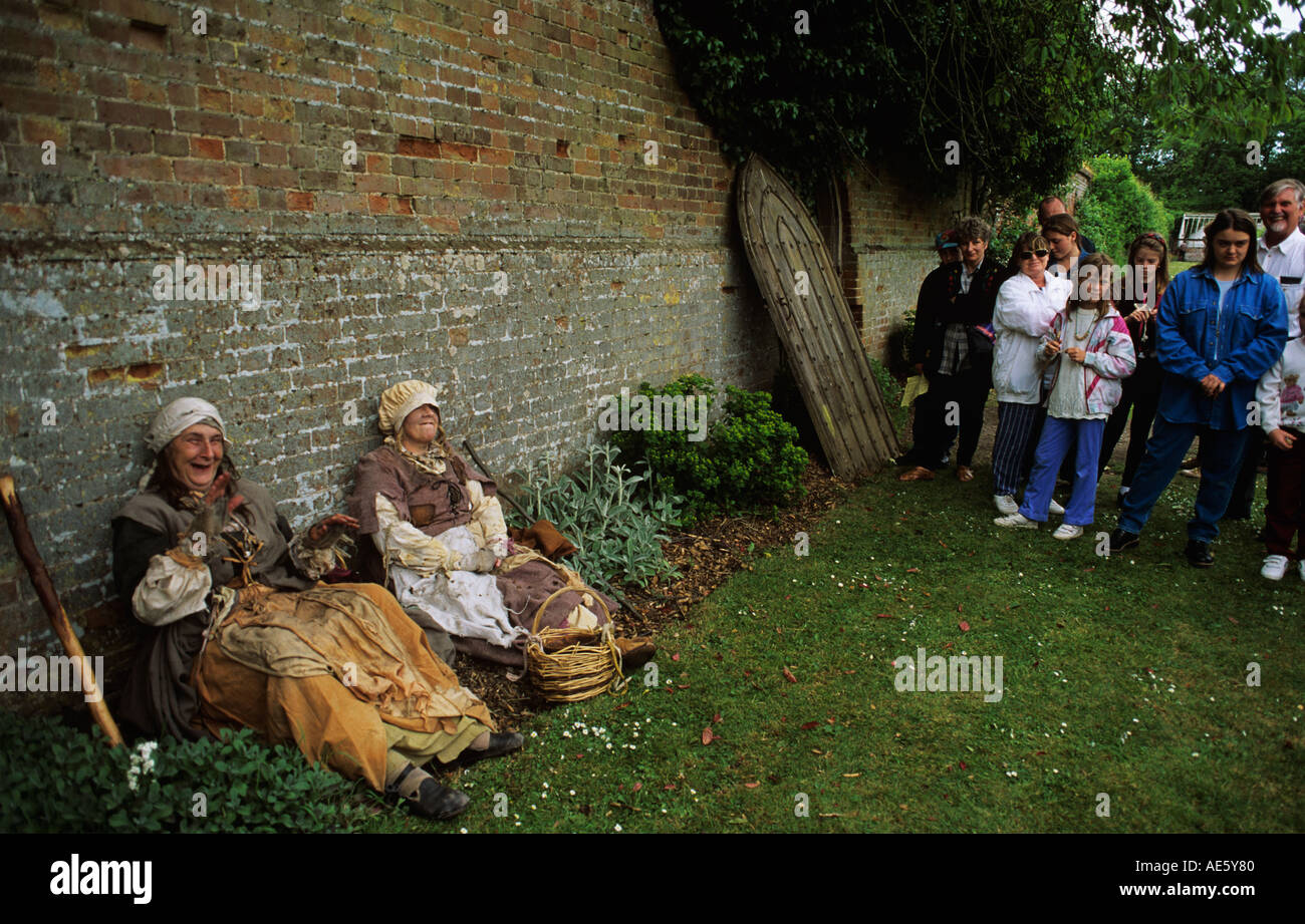 Nuova creazione della vita Tudor i visitatori possono ascoltare e interagire con i personaggi che vestono e parlare come essi potrebbero in età Tudor Foto Stock