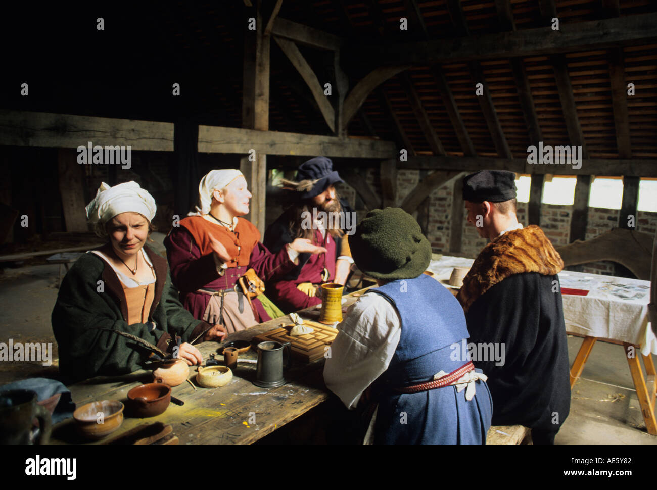 Nuova creazione della vita Tudor Kentwell Hall i visitatori possono interagire con i personaggi che vestono di parlare e di lavorare come in età Tudor Foto Stock