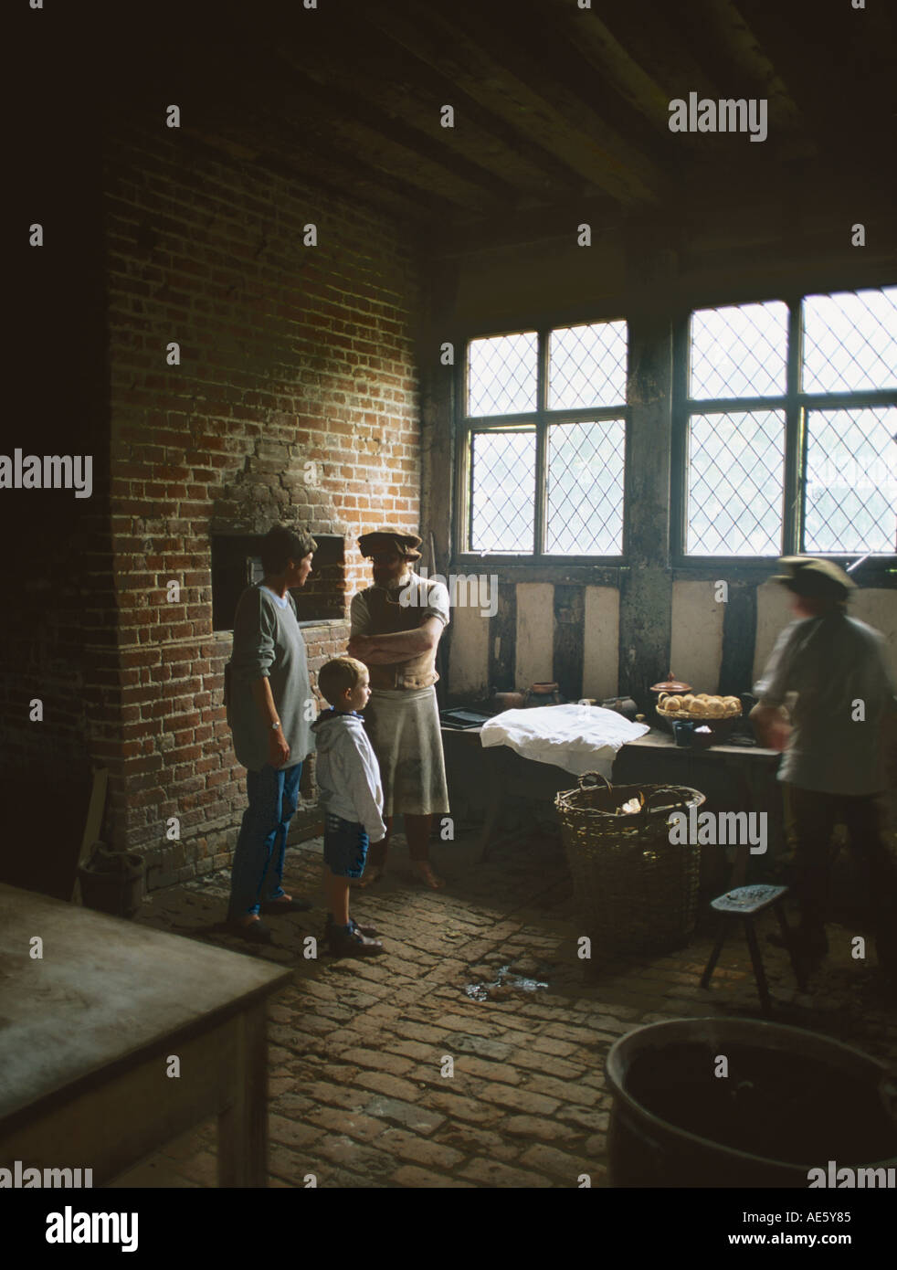 Nuova creazione della vita Tudor Kentwell hall i visitatori possono interagire con i personaggi che vestono di parlare e di lavorare come in tempi di Tudor Foto Stock