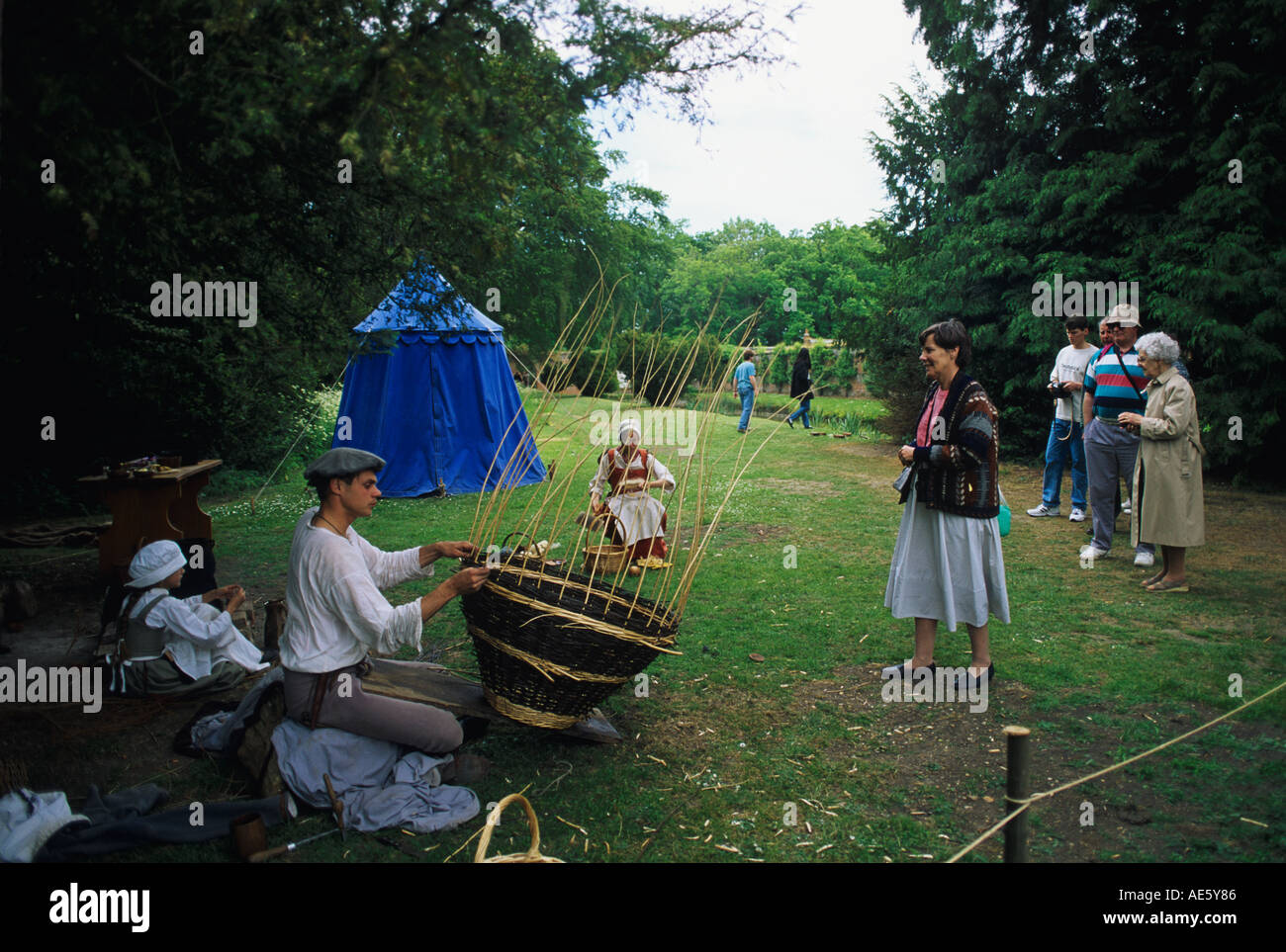 Nuova creazione della vita Tudor Kentwell hall i visitatori possono interagire con i personaggi che vestono di parlare e di lavorare come in tempi di Tudor Foto Stock