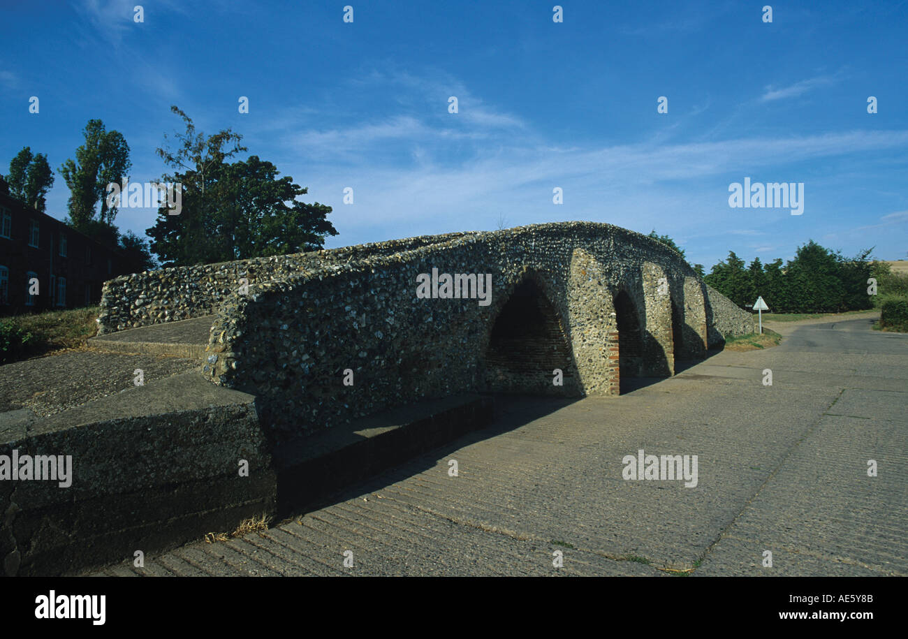 Selce medievale Ponte sul Fiume Kennet Shallow ford in calcestruzzo per traffico moderno vicino a Newmarket Suffolk Foto Stock