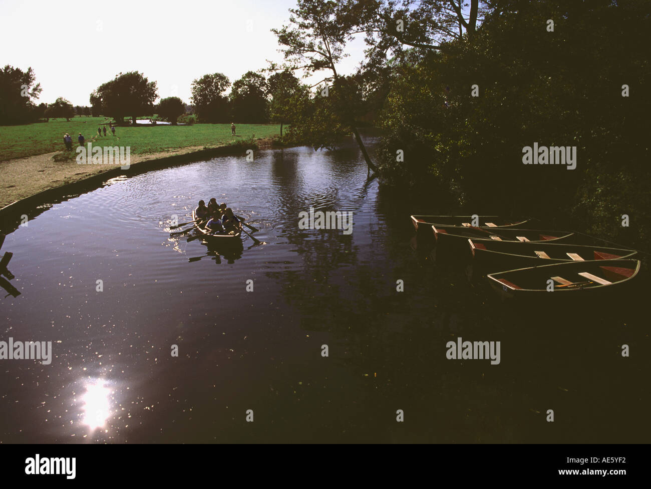 In legno barche a remi a noleggio su il lento movimento delle acque del fiume Stour a Flatford Suffolk Foto Stock