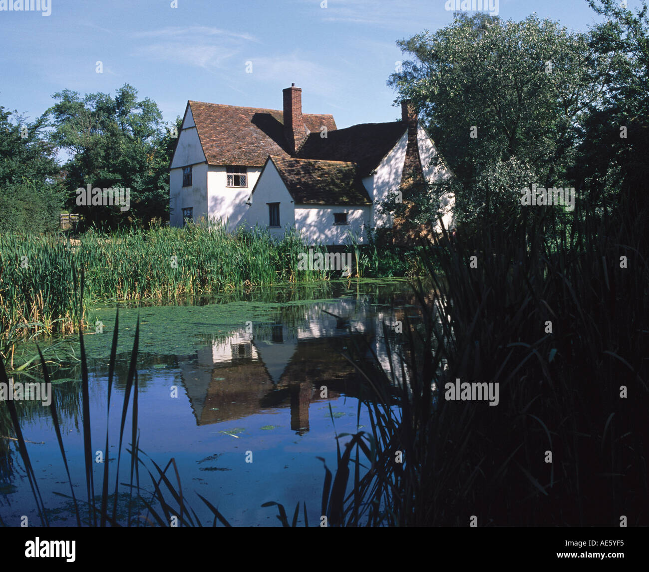 Willy partita s Cottage a Mulino di Flatford dal mulino inferiore pond dipinta da John Constable Suffolk Foto Stock