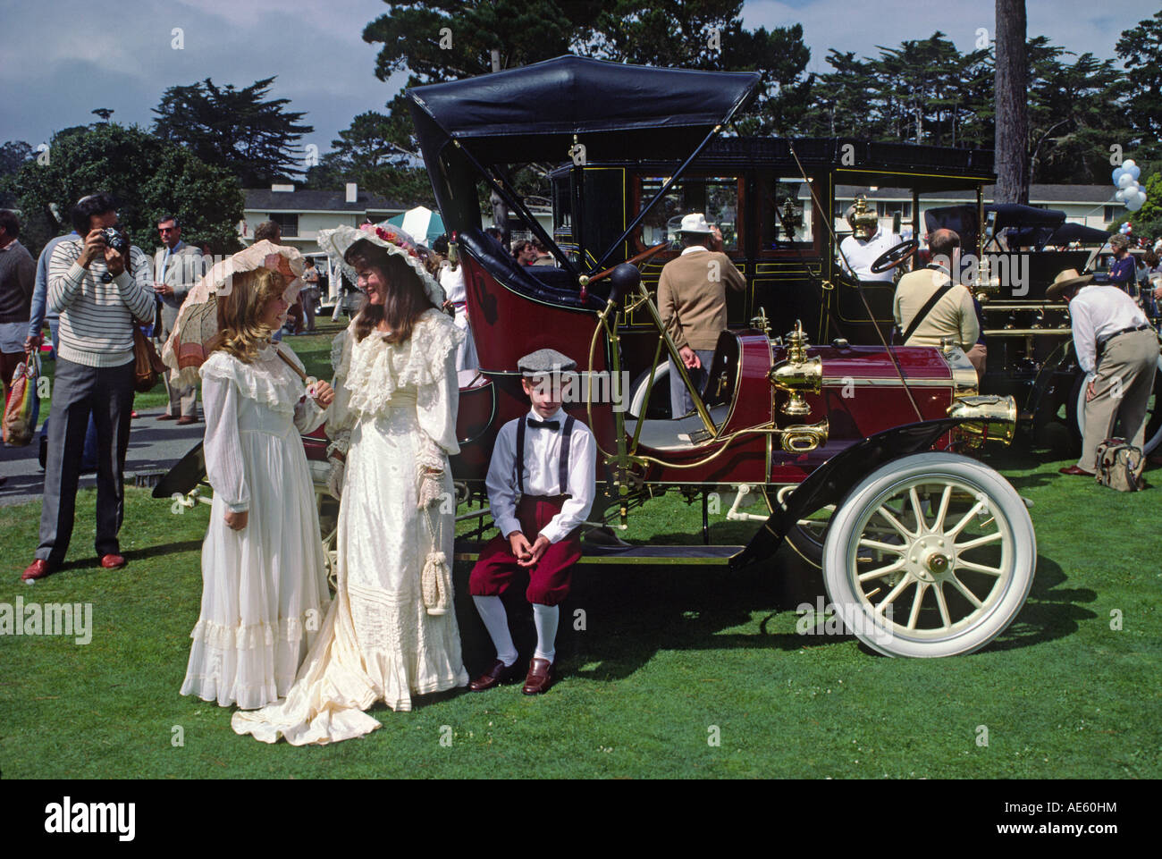 I partecipanti nel periodo abito accanto a loro 1900 PACKARD al Concourse d eleganza Pebble Beach in California Foto Stock