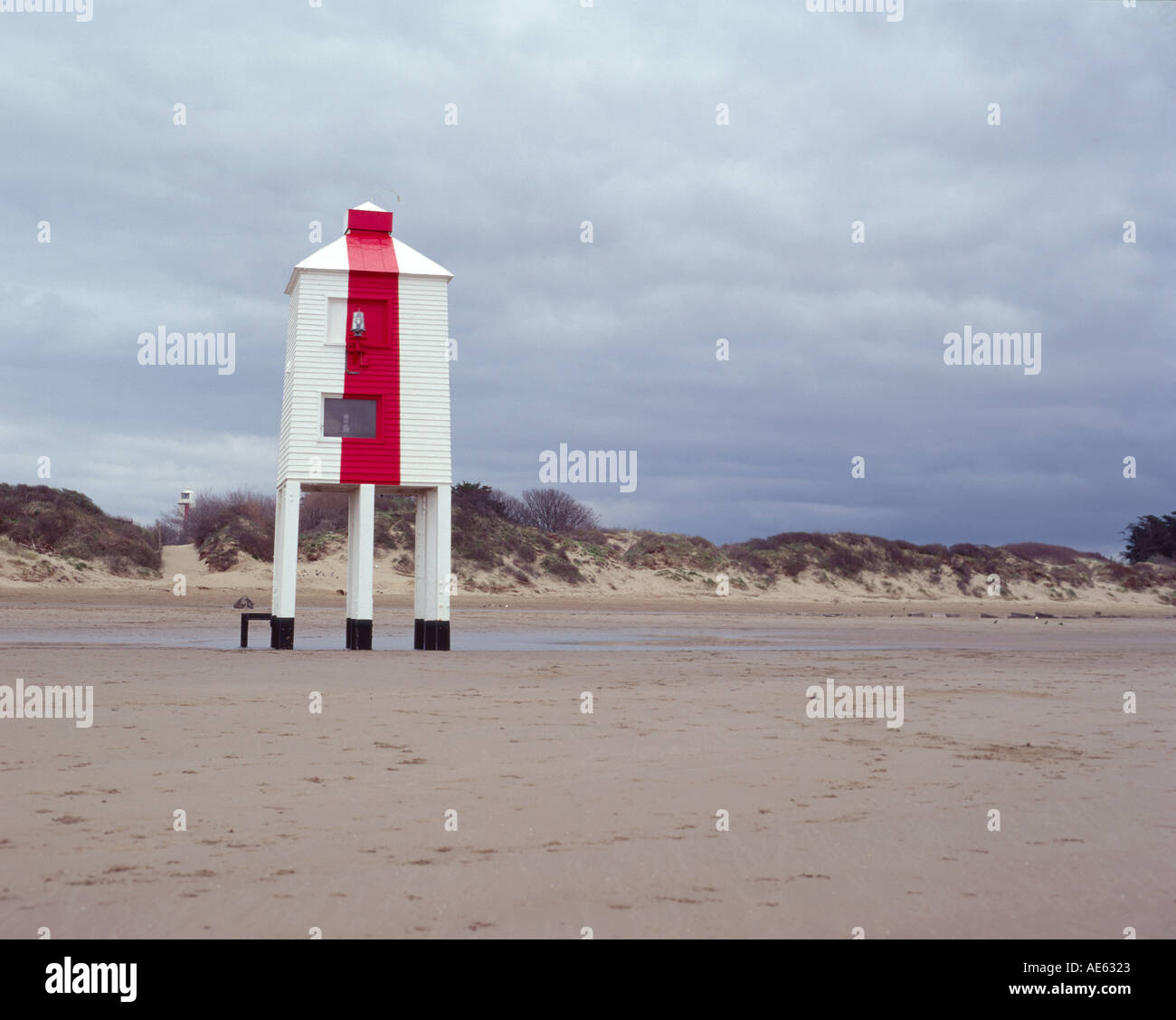 Faro di legno Burnham on sea regno unito su palafitte bassa marea Foto Stock