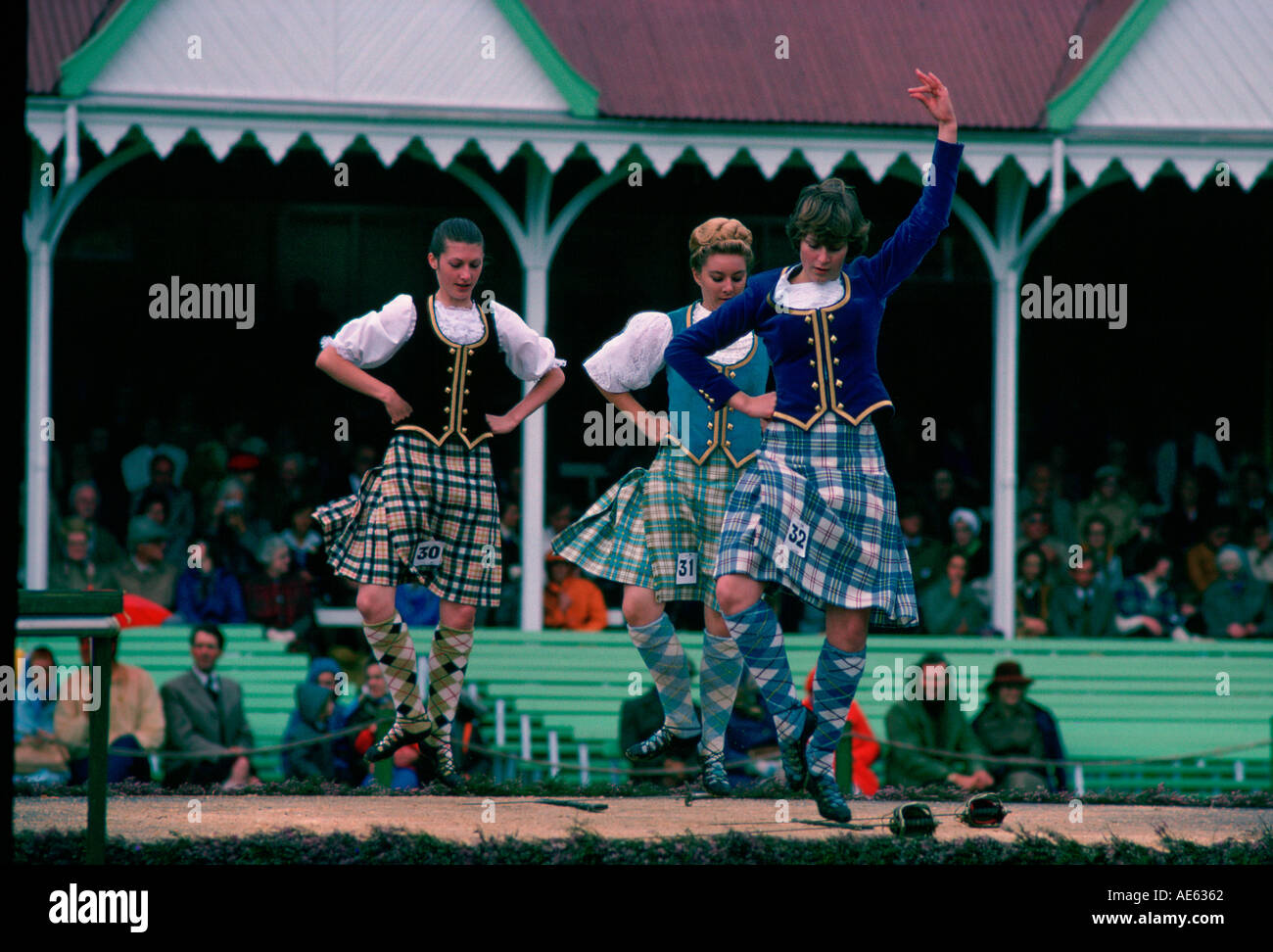 Spada tradizionale danza al Braemar Giochi Highland Gathering in Scozia Foto Stock