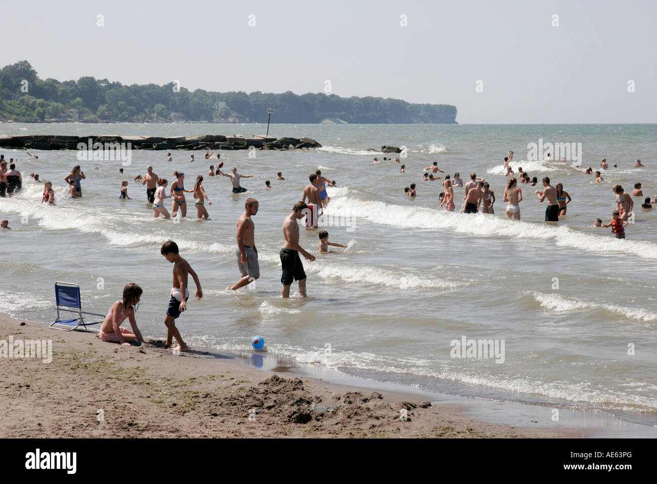 Cleveland Ohio, Lake Erie Huntington Reservation Park spiaggia pubblica, solarium, surf, ragazzi ragazzi maschi ragazza femmine bambini bambini Foto Stock