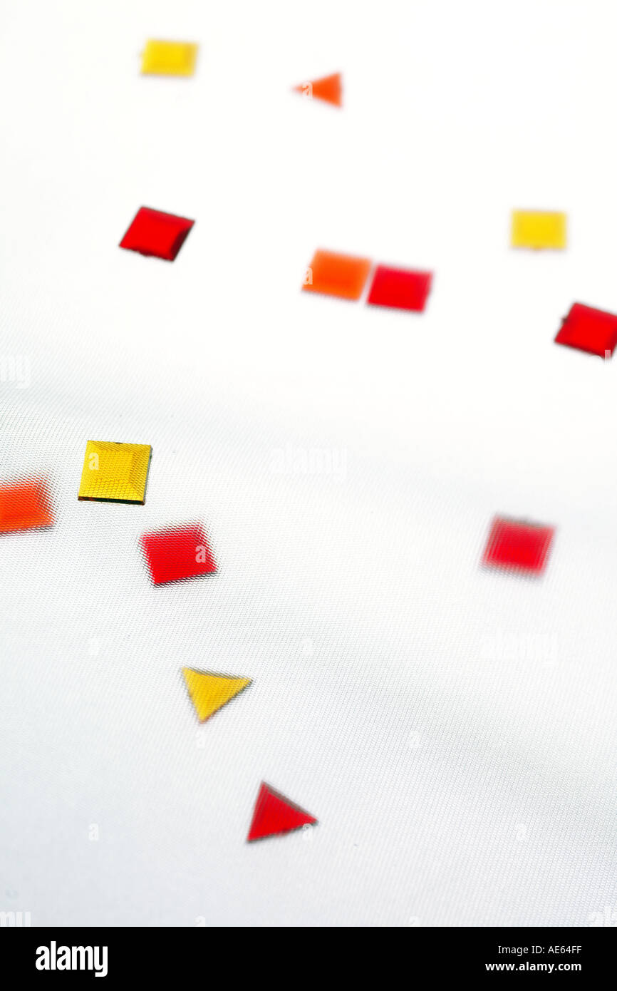 Colorate di forme in plastica su sfondo bianco. Foto Stock