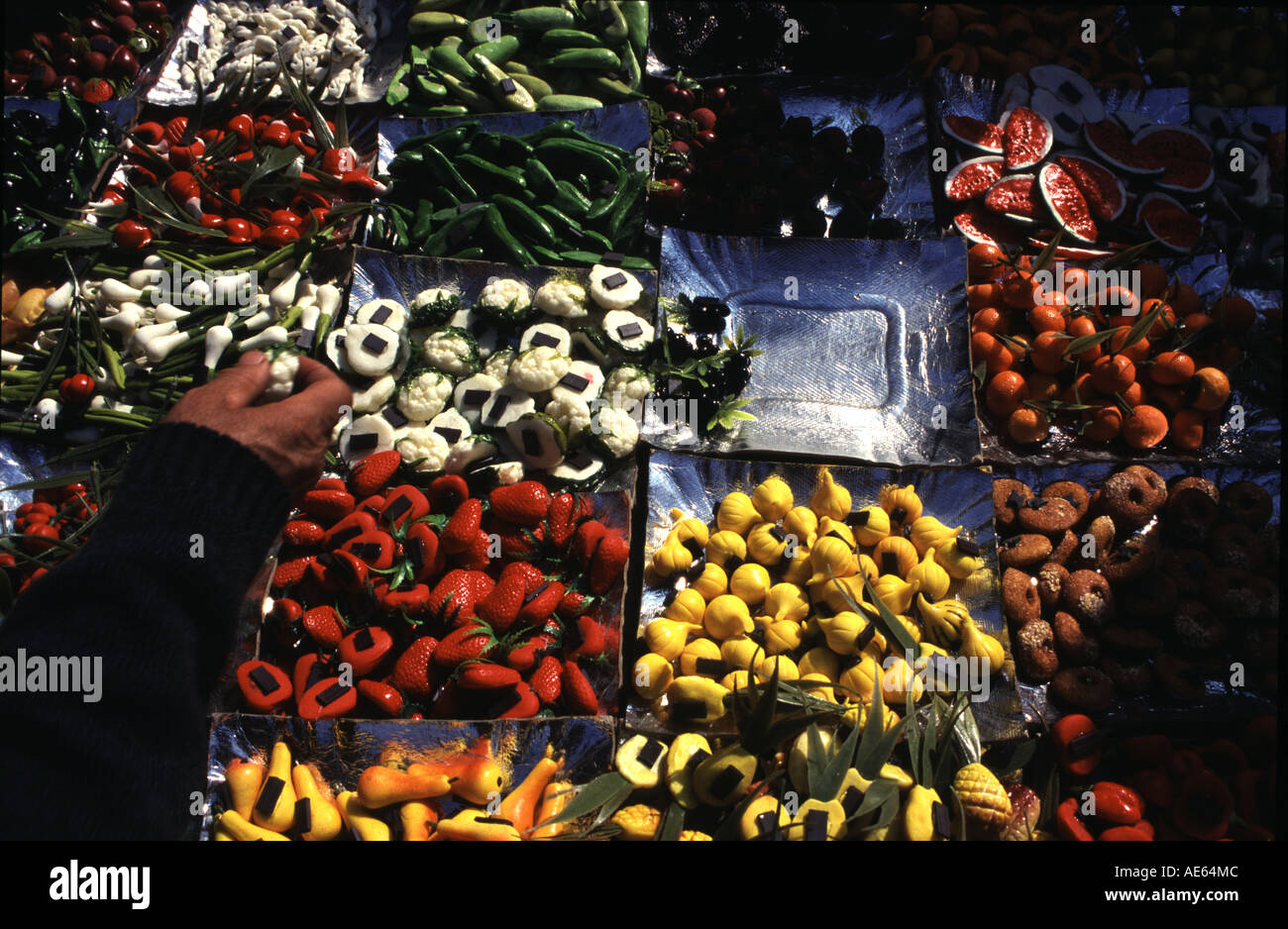 Colorata magneti per il frigo in forme di frutta e verdura per la vendita in un Souq di Damasco, Siria Foto Stock