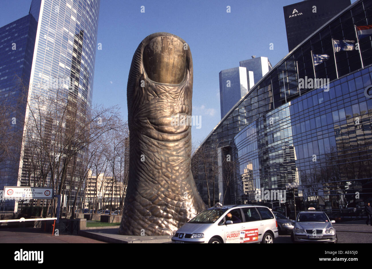 Cesar s scultura il pollice vicino al Grande Arco La Defense Parigi Foto Stock