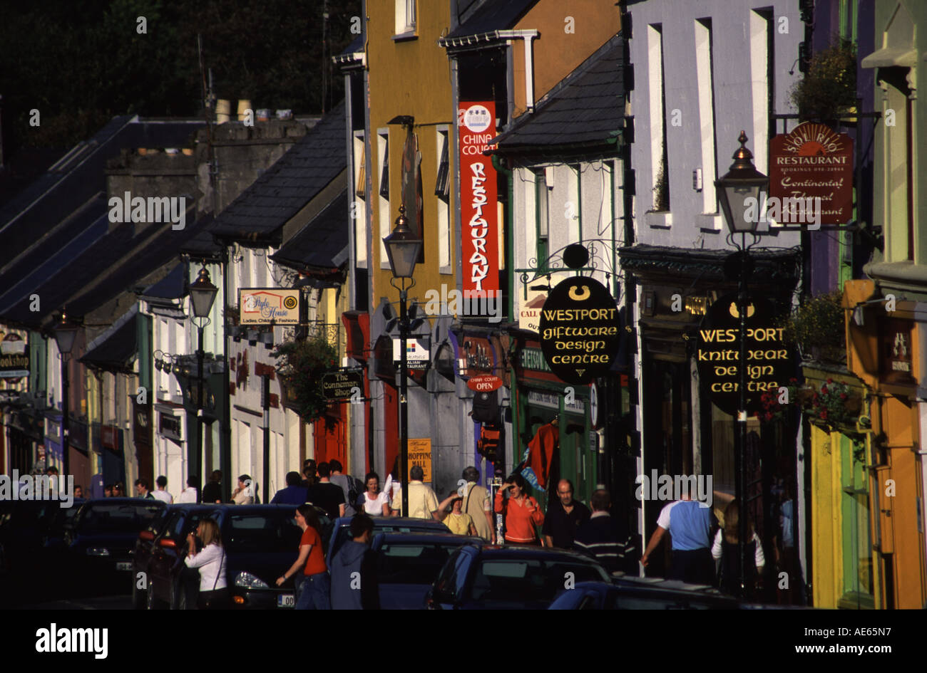 La colorata high street di Westport nell'Irlanda occidentale. Foto Stock