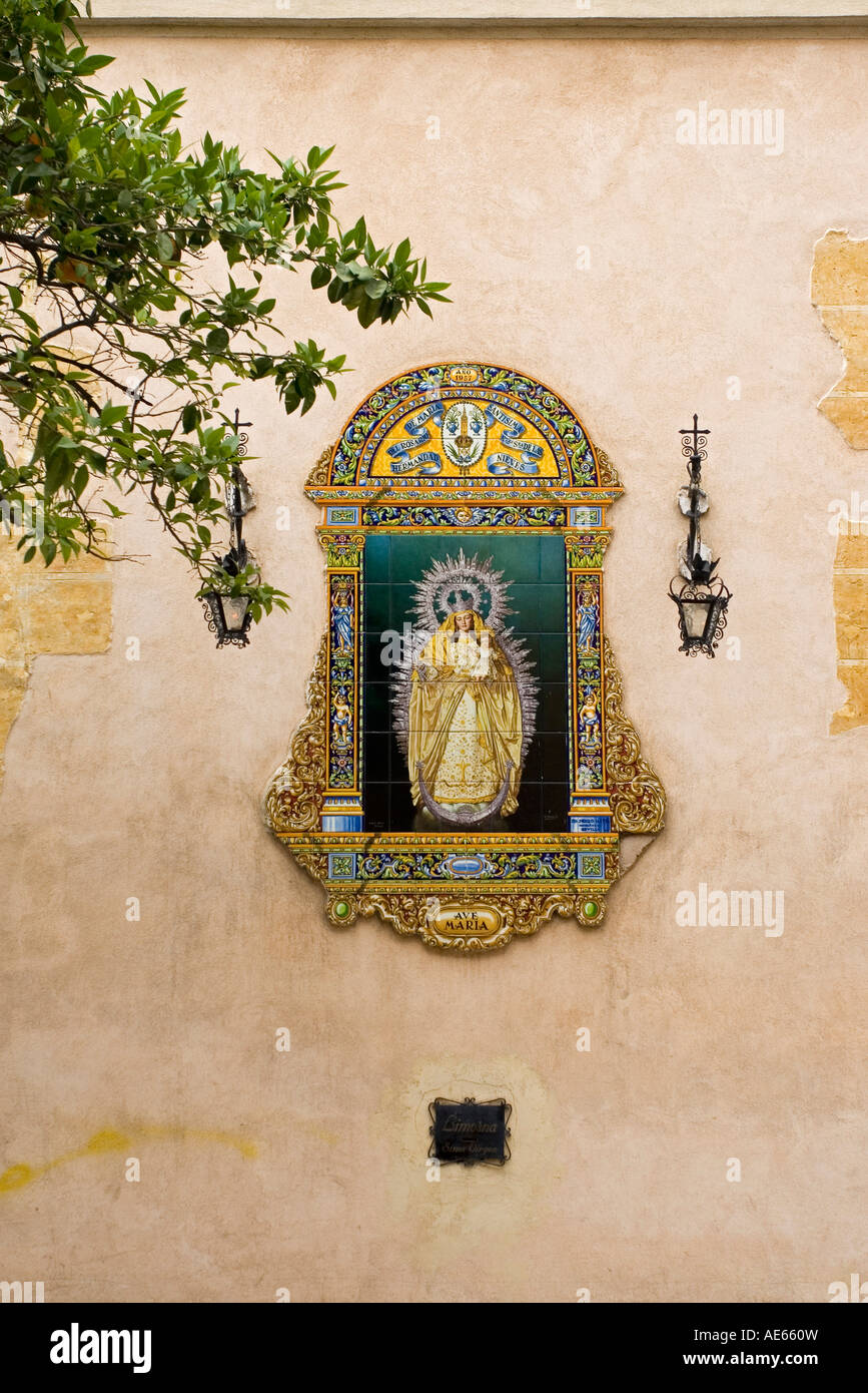 Arte religiosa sulla parete della costruzione di Siviglia Andalusia Spagna Foto Stock