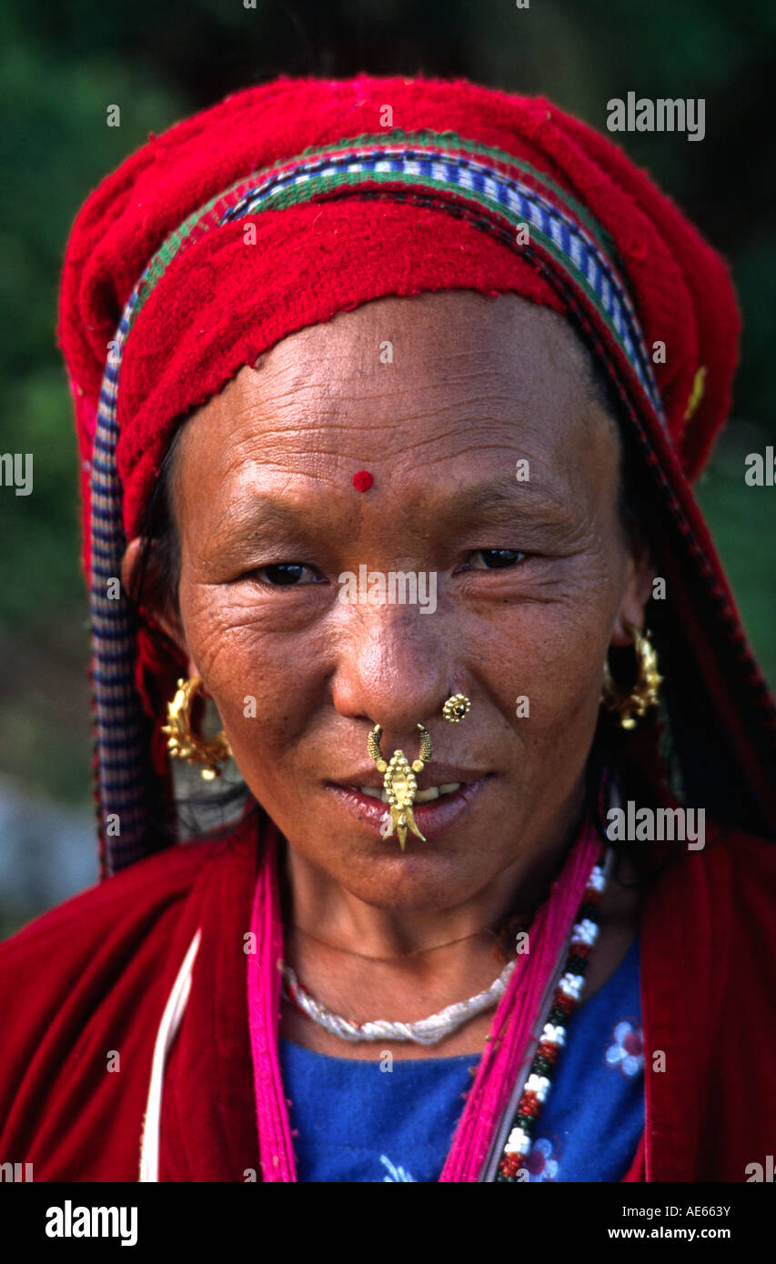 Tale segala donna indossa gioielli in oro nel suo naso orecchie Nepal orientale Foto Stock