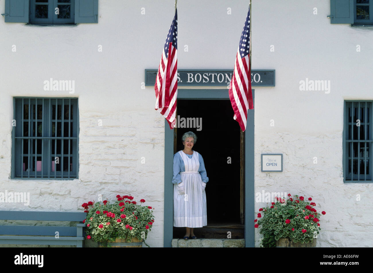 Proprietaria sorge nella porta della storica JOS BOSTON CO store Monterey in California Foto Stock