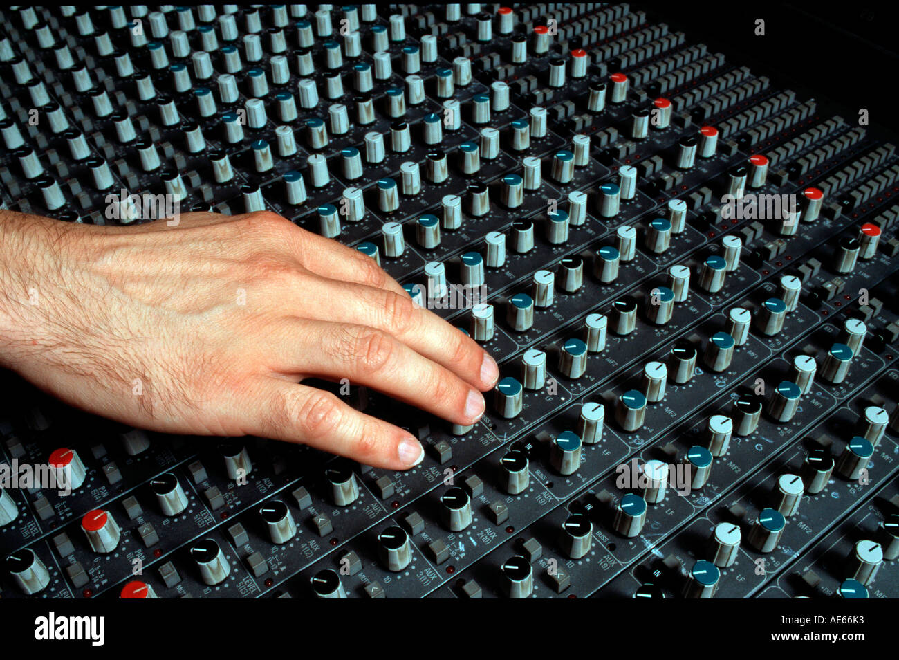 La mano sulla console di miscelazione, music studio Foto Stock