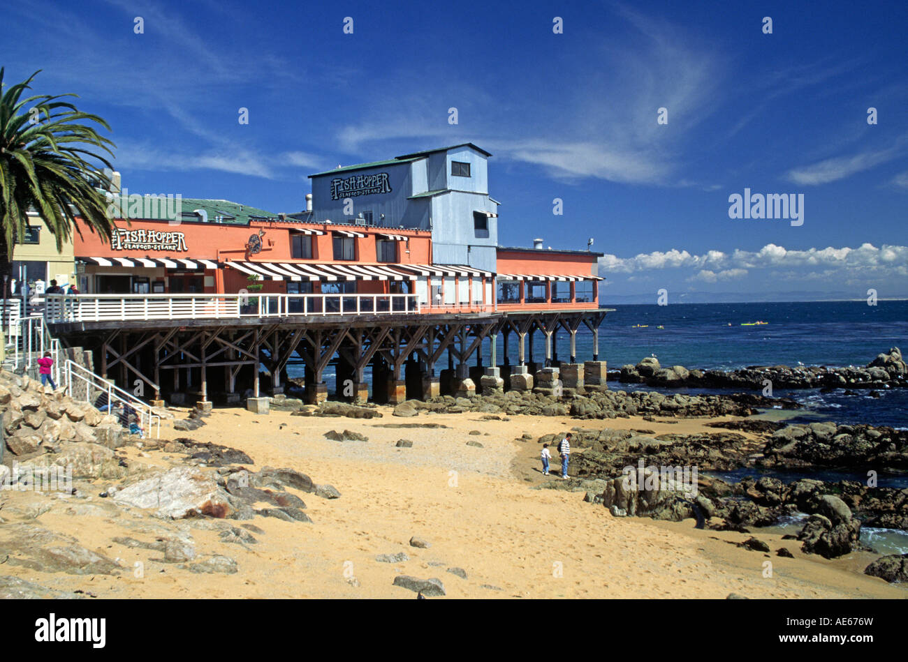 La tramoggia di pesce ristorante si siede su Monterey Bay sulla storica Cannery Row Monterey in California Foto Stock