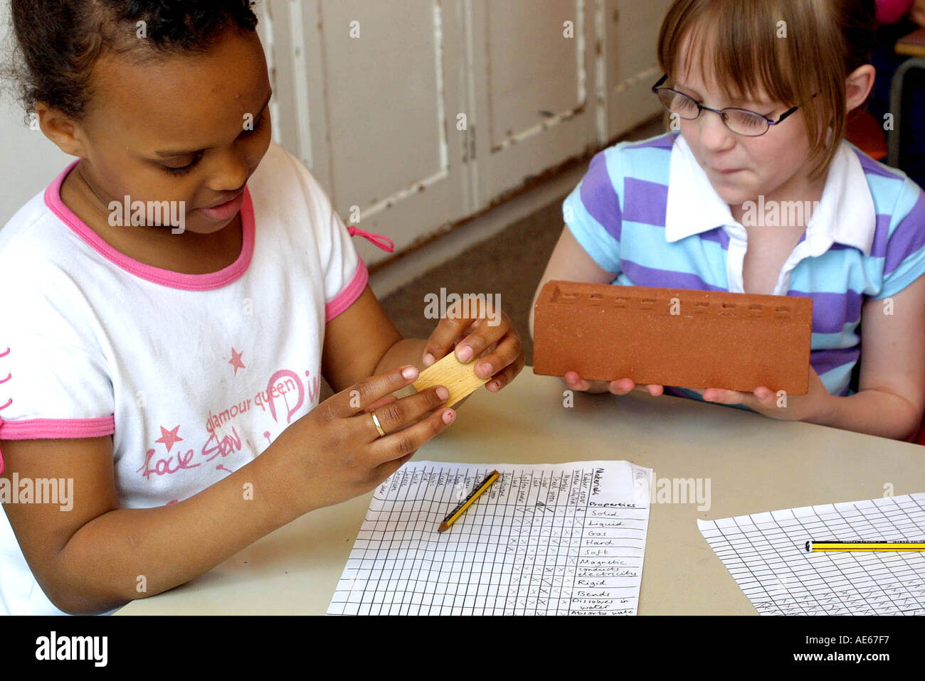 I bambini della scuola elementare Anno 2 lezione di scienze Foto Stock