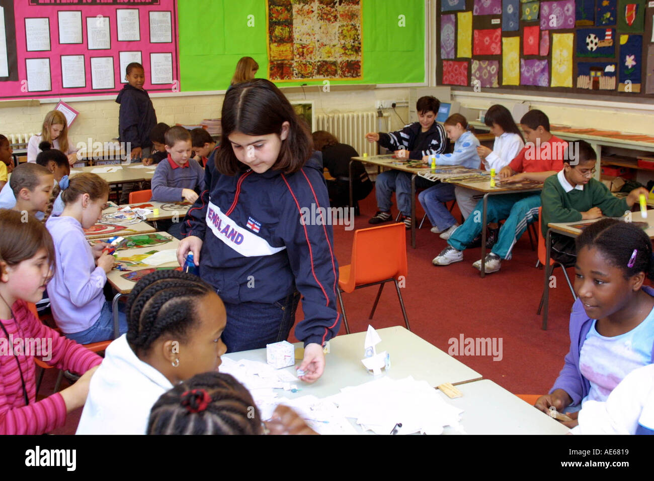 I bambini della scuola elementare da 8 a 9 anni nella classe di arte Foto Stock