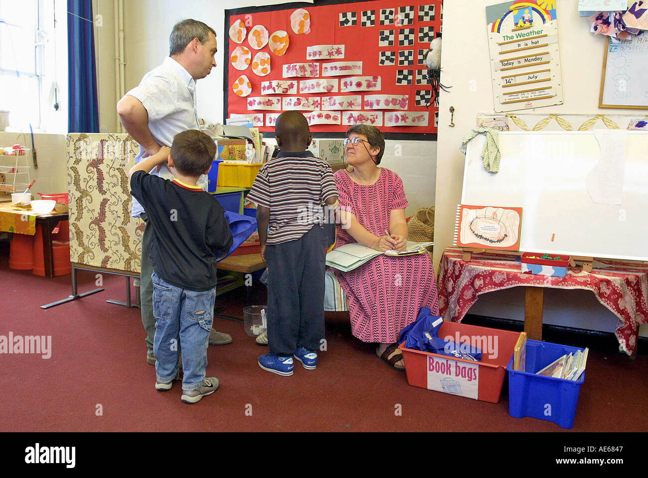 I genitori portando vivaio 4 anno di età i bambini a scuola Foto Stock