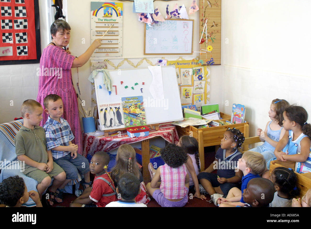 Bambini della scuola materna di lettura di apprendimento Foto Stock