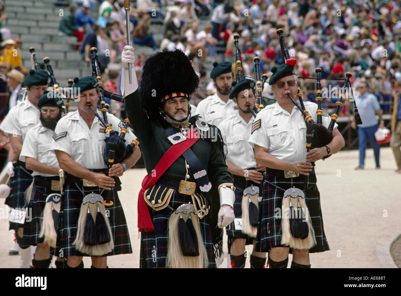 MARCHING BAND in kilts tradizionale presso la SCOTTISH HIGHLAND GAMES Monterey in California Foto Stock