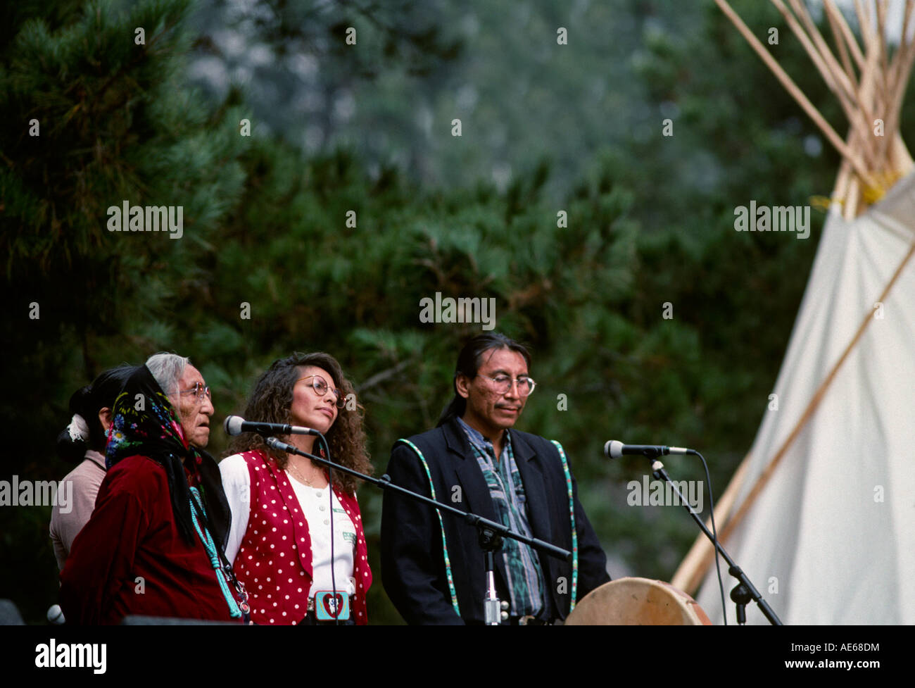 ESALEN INDIAN anziani parlare al trentesimo anniversario ESALEN CONCERTO BENEFICO a Big Sur IN CALIFORNIA Foto Stock