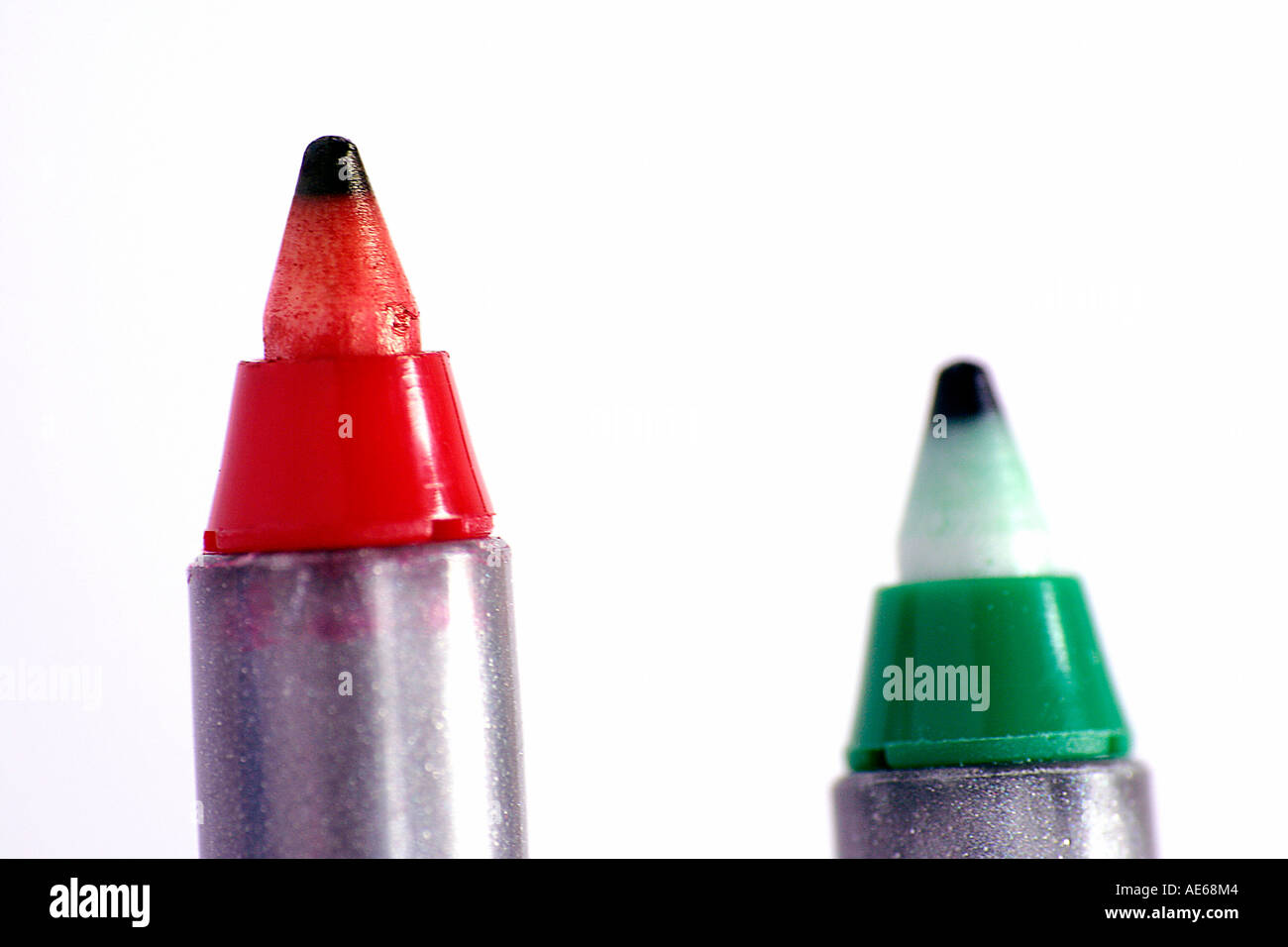 Makro punto di una rossa e una verde penna Foto Stock