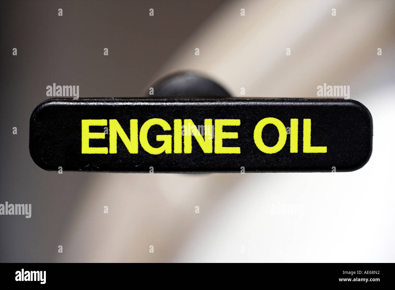 Chiudere la maniglia di un combustibile astina di livello del motore per la misurazione del livello dell'olio Foto Stock