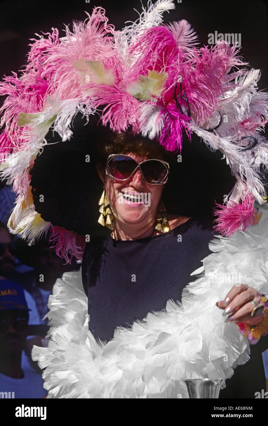 Festival femminile goer indossando un pazzo cappello piumato danze al MONTEREY JAZZ FESTIVAL IN CALIFORNIA Foto Stock