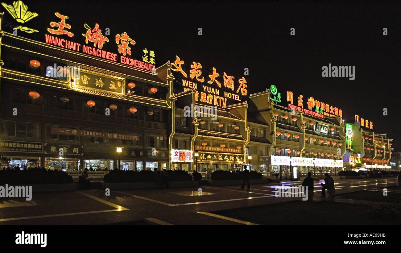 Cina XIAN scena notturna della strada dello shopping nel centro cittadino di Xian con luci al neon Foto Stock