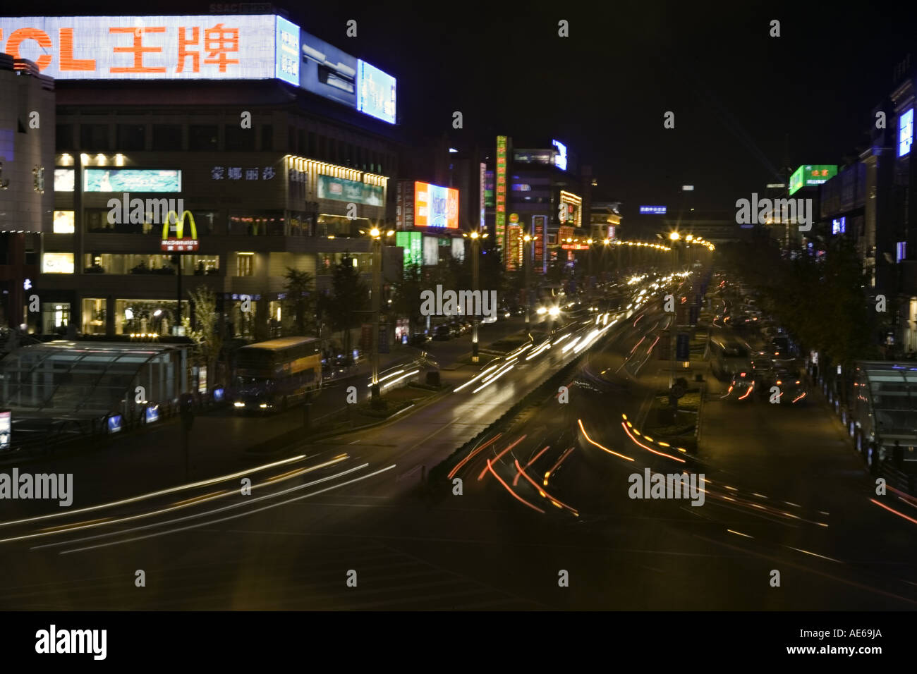 Cina Xi'an Night Scene di strada dello shopping nel centro cittadino di Xi'an Foto Stock
