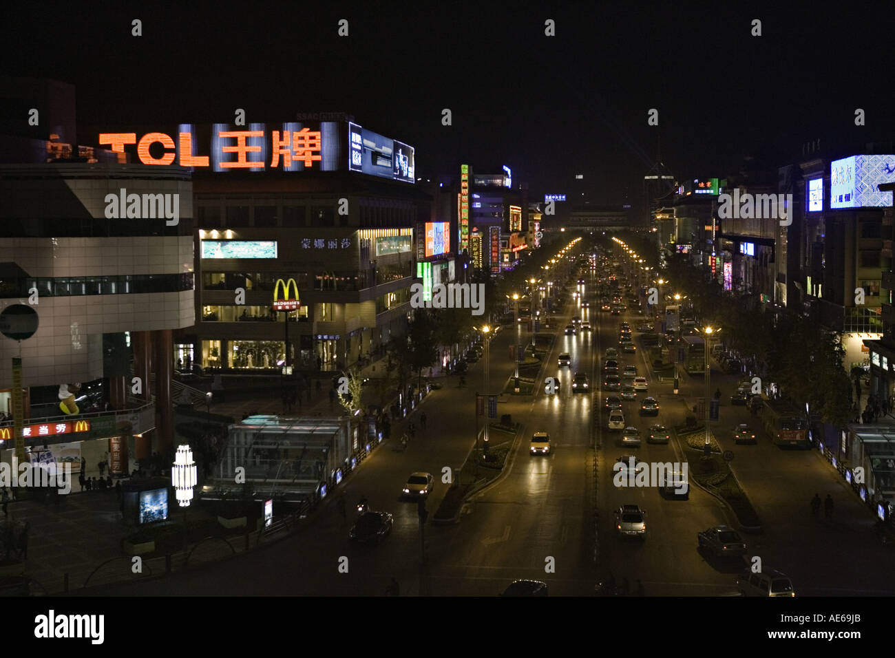 Cina Xi'an Night Scene di strada dello shopping nel centro cittadino di Xian Foto Stock