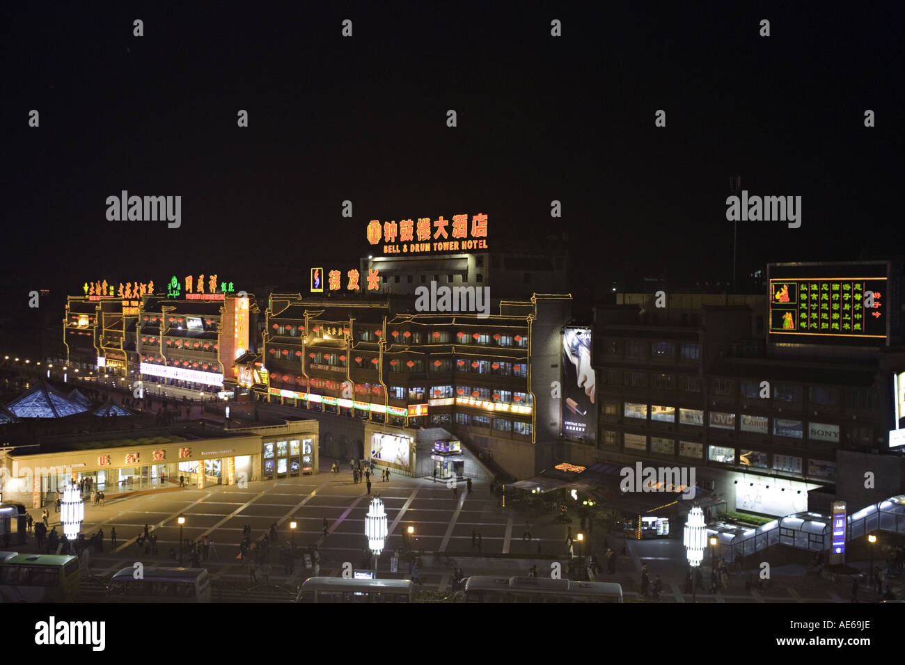 Cina Xi'an Night Scene di strada dello shopping nel centro cittadino di Xi'an Foto Stock