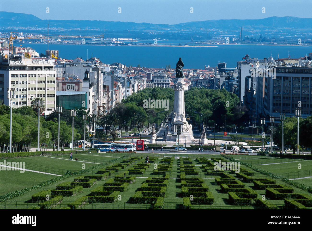 Un monumento nel parco pubblico, il Tago, Parco Eduardo VII, Lisbona, Portogallo Foto Stock