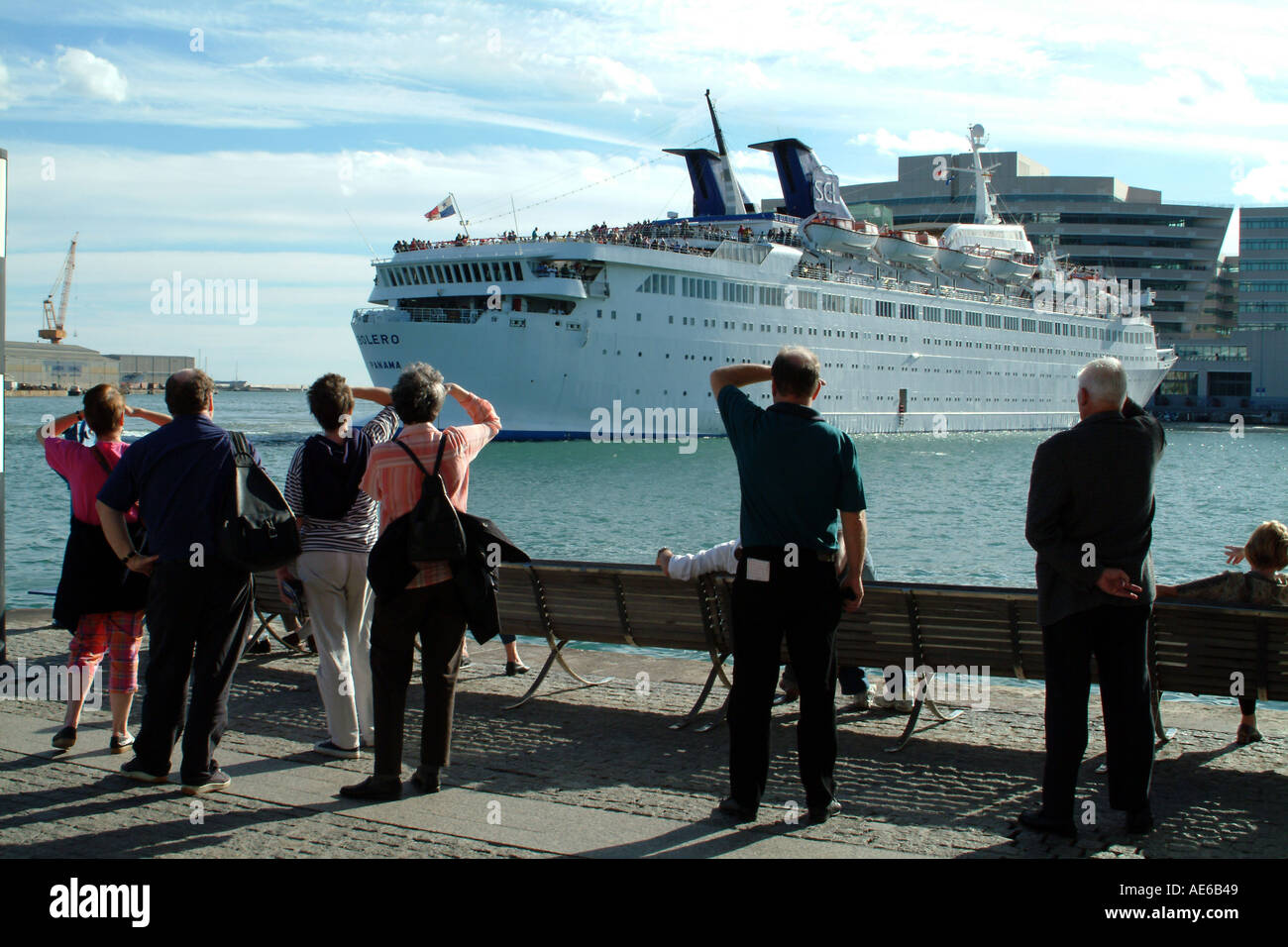 Il Porto di Barcellona di chiamare la Spagna Crociera Bolero spettatori sventolando Foto Stock