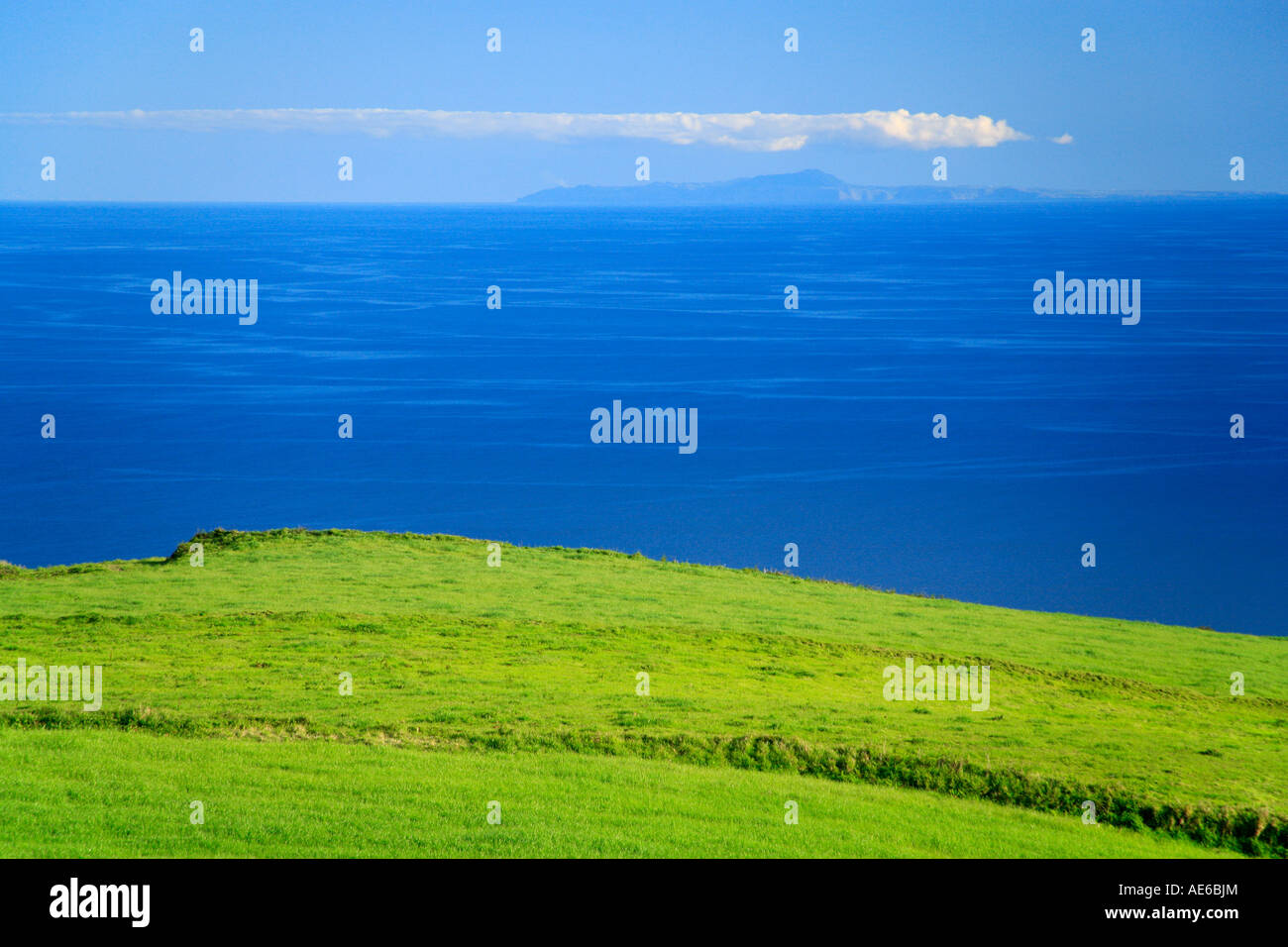 Santa Maria island vista in distanza dall'isola Sao Miguel. Isole Azzorre, Portogallo Foto Stock